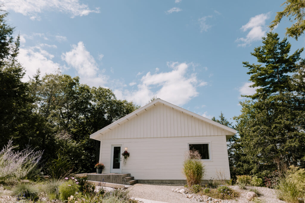 An image showcasing the stunning Le Belvédère wedding venue in Wakefield, Quebec, featuring panoramic views of the Gatineau Hills. Perfect for couples seeking a romantic and elegant wedding location. Captured by Alexis Lavoie Photography, this photo highlights why Le Belvédère is a top choice for unforgettable celebrations.